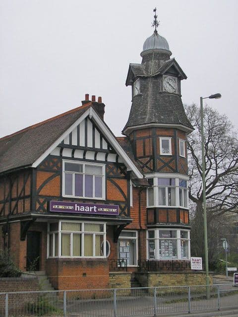 The clock tower, Farnborough: shops and businesses that take card payments