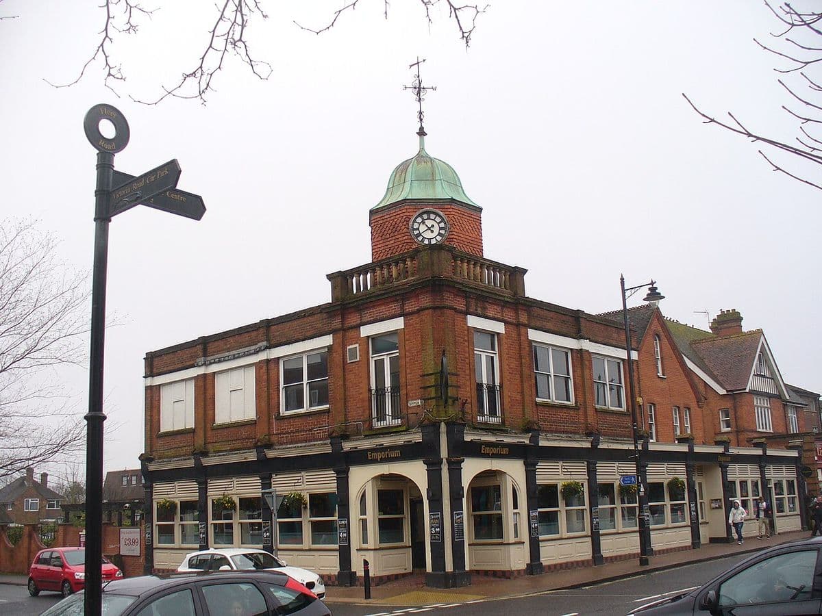 The clock tower, Fleet: shops and businesses that take card payments