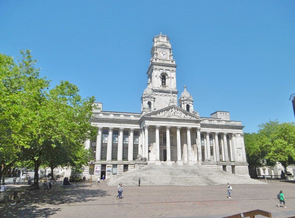 Guildhall Square, Portsmouth: shops and businesses that take card payments